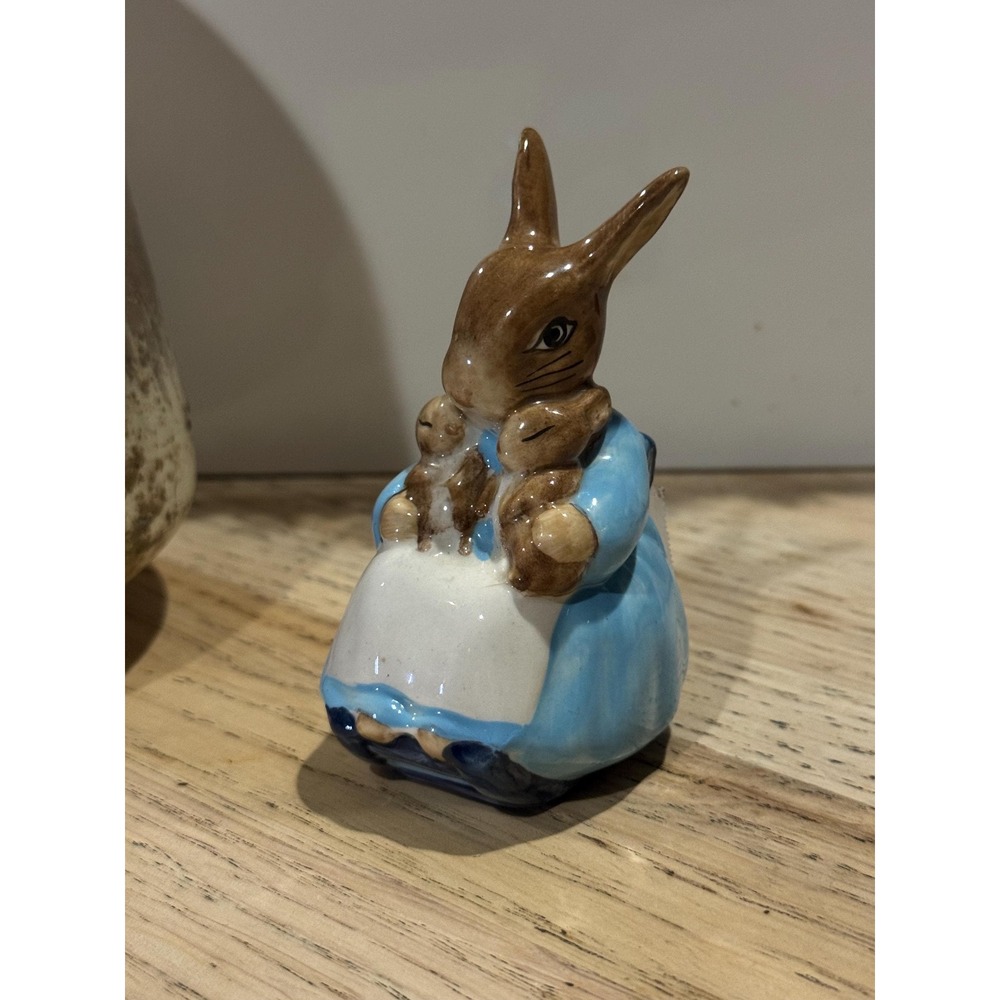 Beatrix Potter "Mrs. Rabbit and Bunnies" Figurine – 1976 3.75"; Miniature